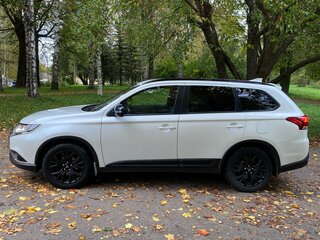 2021 Mitsubishi Outlander III Рестайлинг 3, белый, 2800000 рублей, вид 2