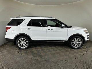 2016 Ford Explorer V Рестайлинг, белый, 2600000 рублей, вид 4