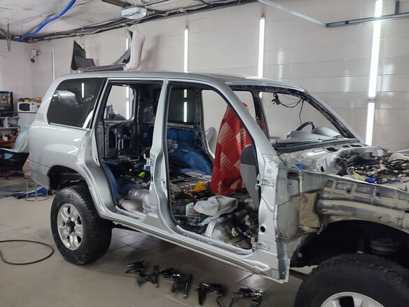 2004 Toyota Land Cruiser 105 100 Series Рестайлинг 1, серебристый - вид 8