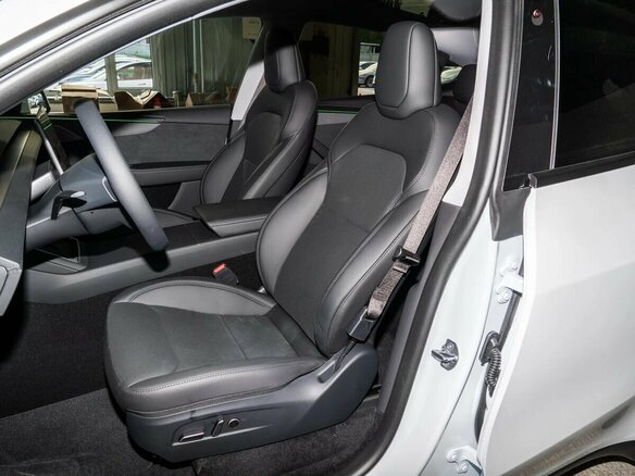 2025 Tesla Model Y Long Range I Рестайлинг, серебристый, 7639800 рублей - вид 10