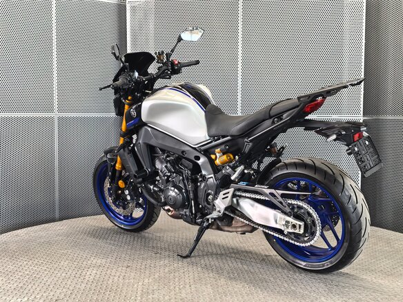 2023 Yamaha MT-09 (FZ-09), серебристый, 1127000 рублей - вид 5