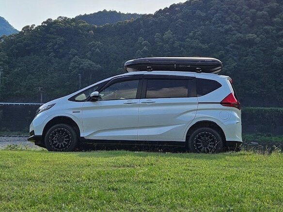 2023 Honda Freed+ II Рестайлинг, белый, 1150000 рублей - вид 4