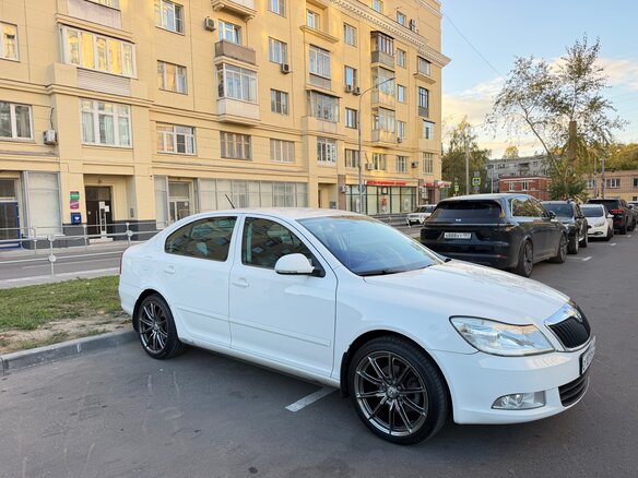 2011 Skoda Octavia II (A5) Рестайлинг, белый, 630000 рублей - вид 8