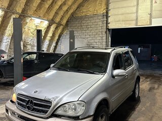 1999 Mercedes-Benz M-Класс 270 I (W163), серебристый, 580000 рублей, вид 1