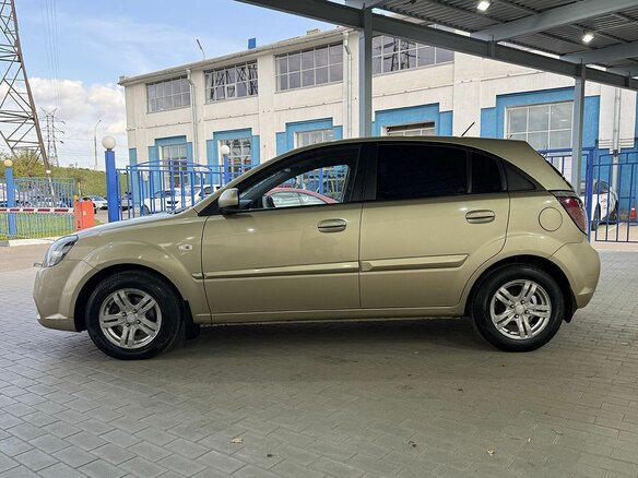 2011 Kia Rio II Рестайлинг, бежевый, 570000 рублей - вид 1