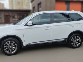 2018 Mitsubishi Outlander III Рестайлинг 3, белый, 1690000 рублей, вид 4