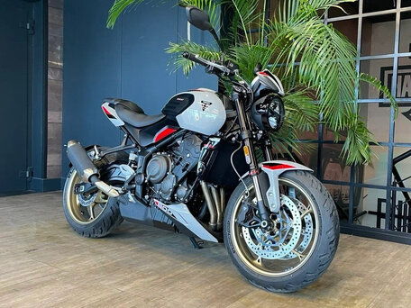 2026 Triumph Trident 800, серебристый, 1620000 рублей, вид 2