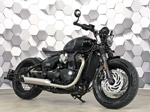 2024 Triumph Bonneville Bobber, чёрный, 1500000 рублей