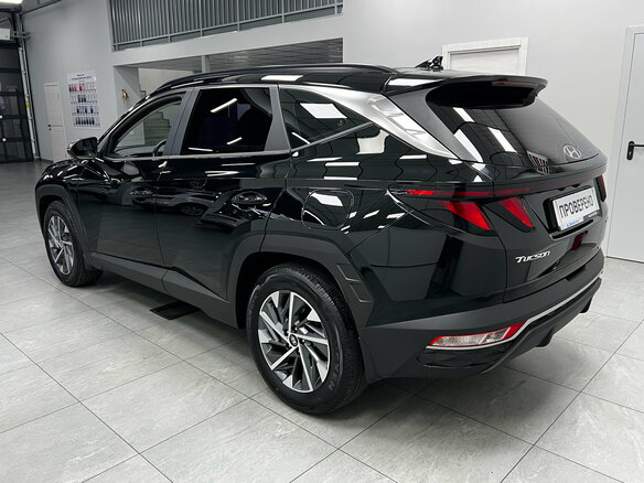 2021 Hyundai Tucson IV, чёрный, 3550000 рублей - вид 2