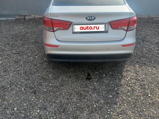 2015 Kia Rio III Рестайлинг, серебристый, 1200000 рублей, вид 3