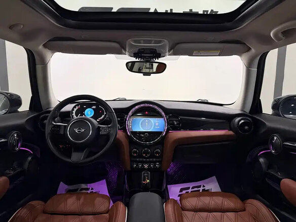 2022 Mini Hatch Cooper III (F55/F56) Рестайлинг 2, серый, 1980000 рублей - вид 5