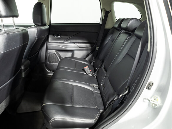 2017 Mitsubishi Outlander III Рестайлинг 2, серебристый, 1639700 рублей - вид 9