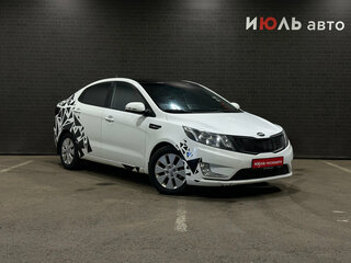 2014 Kia Rio 5-speed III, белый, 580000 рублей, вид 3