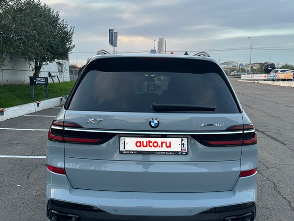 2022 BMW X7 40i I (G07) Рестайлинг, серый - вид 4
