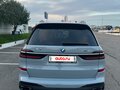 2022 BMW X7 40i I (G07) Рестайлинг, серый - вид 4