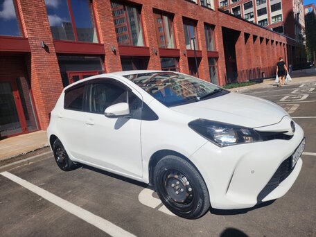 2016 Toyota Vitz III (XP130) Рестайлинг, белый, 780000 рублей, вид 1