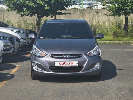 2018 Hyundai Accent IV, серебристый, 1450000 рублей, вид 2