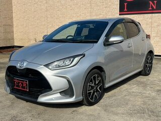 2022 Toyota Yaris IV, серебристый, 1056000 рублей, вид 1
