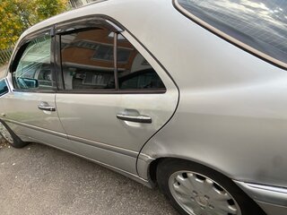1997 Mercedes-Benz C-Класс 200 I (W202) Рестайлинг, серебристый, 500000 рублей, вид 3