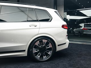 2022 BMW X7 40i I (G07) Рестайлинг, белый, 10290000 рублей, вид 3