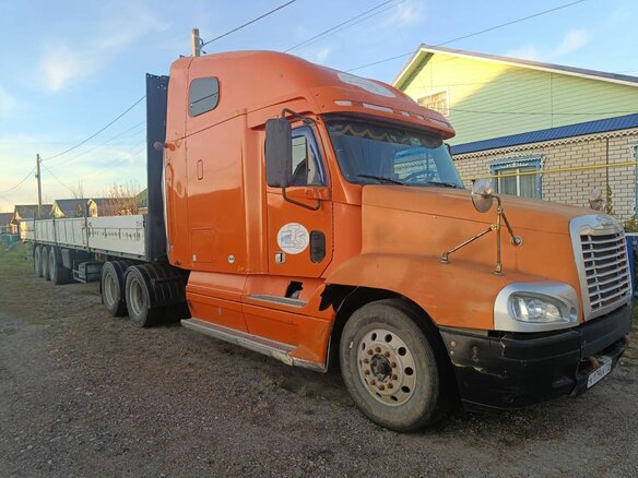 2002 Freightliner Century Class, оранжевый, 1750000 рублей - вид 2