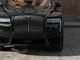 2026 Rolls-Royce Cullinan Black Badge I Рестайлинг (Series II), чёрный, 67790000 рублей, вид 3