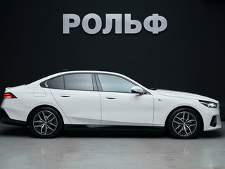 2025 BMW 5 серии 520i VIII (G60/G61/G68), белый, 7550000 рублей, вид 3