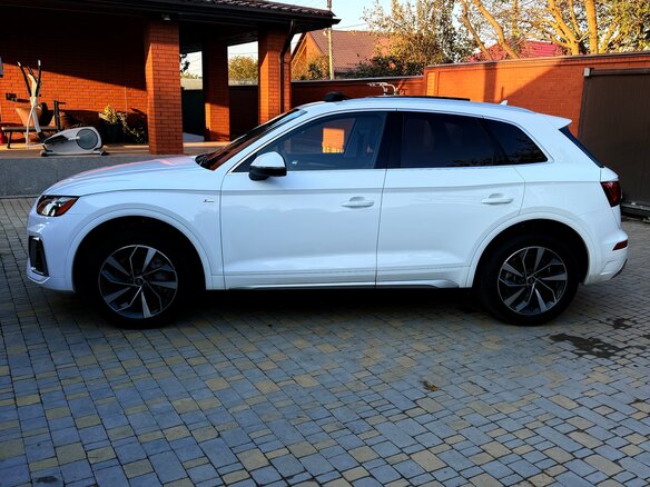 2022 Audi Q5 45 TFSI II (FY) Рестайлинг, белый - вид 3