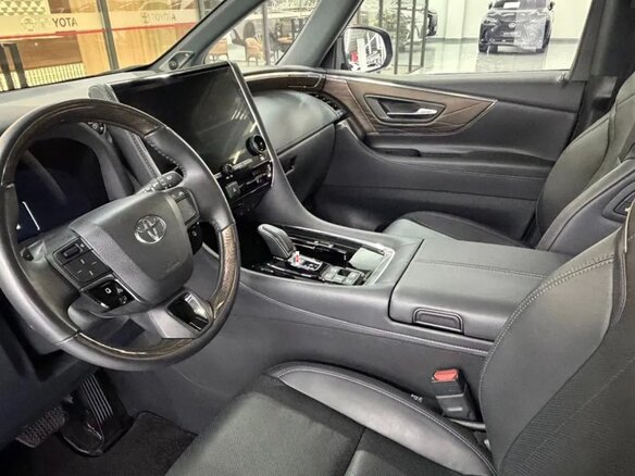 2023 Toyota Alphard IV, чёрный, 10500000 рублей - вид 4