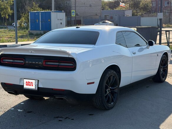 2016 Dodge Challenger III Рестайлинг 2, белый, 2700000 рублей - вид 8