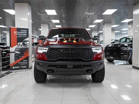 2026 Ram 1500 RHO V Рестайлинг, красный, 11840000 рублей, вид 4