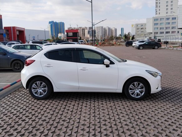 2015 Mazda Demio IV (DJ), белый, 970000 рублей - вид 4