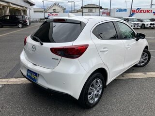 2022 Mazda 2 III (DJ) Рестайлинг, белый, 890700 рублей, вид 4
