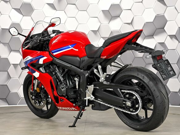 2026 Honda CBR 650R, красный - вид 7