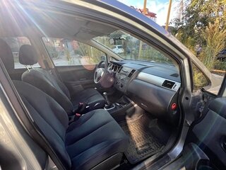 2013 Nissan Tiida I Рестайлинг, серебристый, 620000 рублей, вид 1