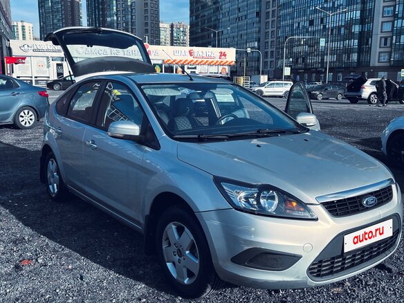 2010 Ford Focus II Рестайлинг, серебристый, 610000 рублей - вид 1