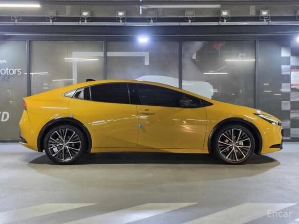 2026 Toyota Prius PHV V (XW60), жёлтый, 4575077 рублей - вид 2