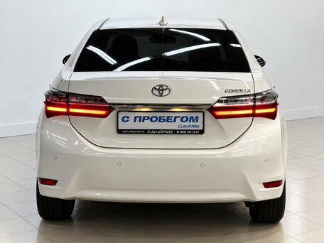 2018 Toyota Corolla XI (E160, E170, E180) Рестайлинг 1, белый, 1650000 рублей, вид 3
