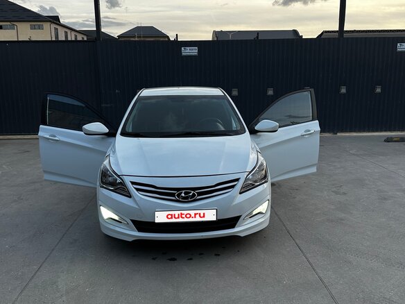 2015 Hyundai Solaris I Рестайлинг, белый, 830000 рублей - вид 2