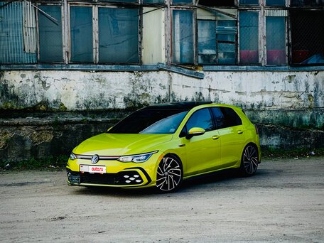 2022 Volkswagen Golf GTI VIII, золотистый, 2950000 рублей, вид 1
