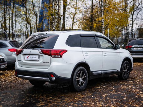 2015 Mitsubishi Outlander III Рестайлинг 2, белый, 1625000 рублей, вид 2