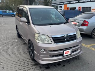2002 Toyota Noah I (R60), коричневый, 750000 рублей, вид 2