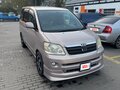 2002 Toyota Noah I (R60), коричневый, 750000 рублей - вид 2