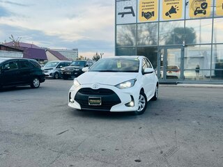 2021 Toyota Yaris IV, белый, 1229000 рублей, вид 1