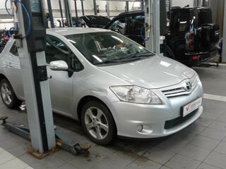 2011 Toyota Auris I Рестайлинг, серебристый, 955000 рублей, вид 2