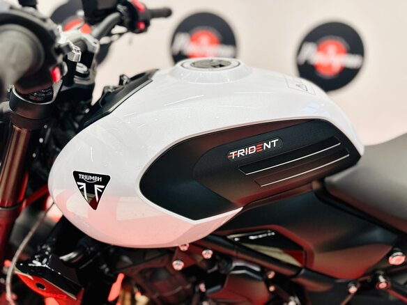 2026 Triumph Trident 660, серый, 1050000 рублей - вид 11