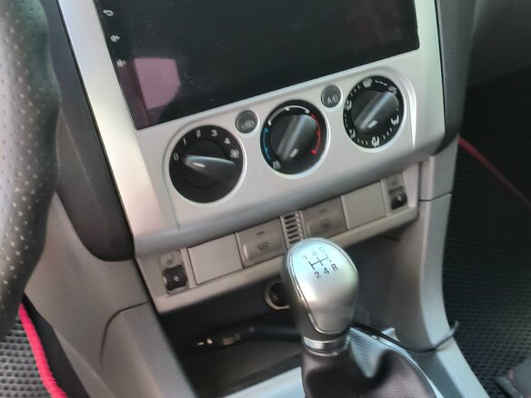 2010 Ford Focus II Рестайлинг, серебристый, 750000 рублей - вид 5