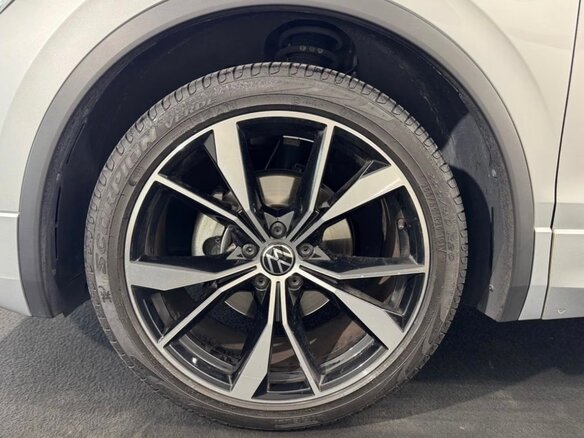 2023 Volkswagen Tiguan II Рестайлинг, серебристый, 3150000 рублей - вид 10