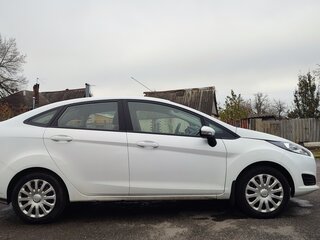 2015 Ford Fiesta Mk6 Рестайлинг, белый, 910000 рублей, вид 4