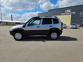 2016 Chevrolet Niva I Рестайлинг, серебристый, 755000 рублей, вид 3